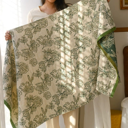 Badetuch aus Baumwollgaze mit Jacquardmuster und Pfingstrosenmotiv - image 2
