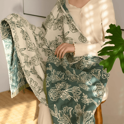 Badetuch aus Baumwollgaze mit Jacquardmuster und Pfingstrosenmotiv - image 4