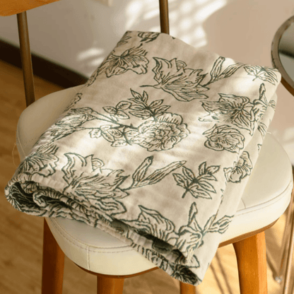 Badetuch aus Baumwollgaze mit Jacquardmuster und Pfingstrosenmotiv - image 1
