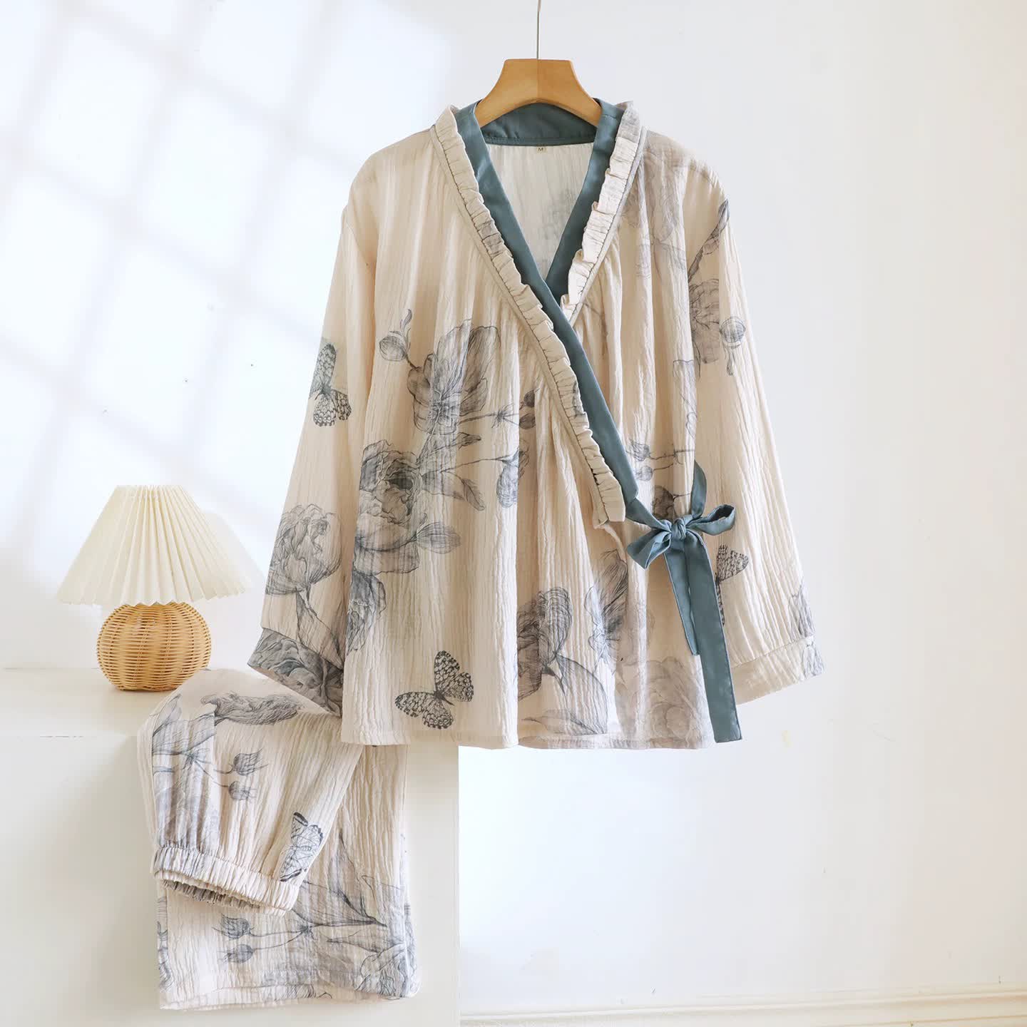 Loungewear-Set aus Baumwolle mit orientalischem Schmetterlings- und Blumenmuster - image 2