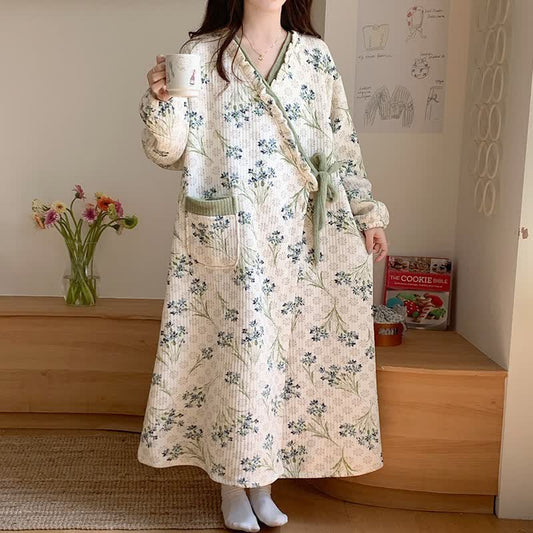Elegantes Nachthemd mit Blumenmuster und Rüschen und Tasche - image 0