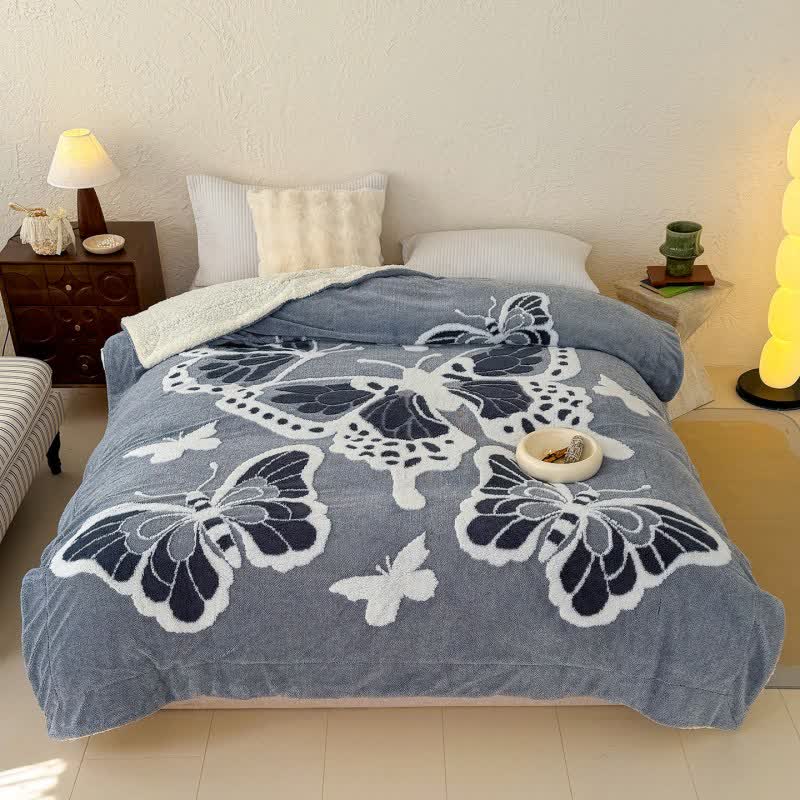Ownkoti – Plüschdecke mit Schmetterlingsprägung im Natur-Stil - Blau - 200cm x 230cm - image 5