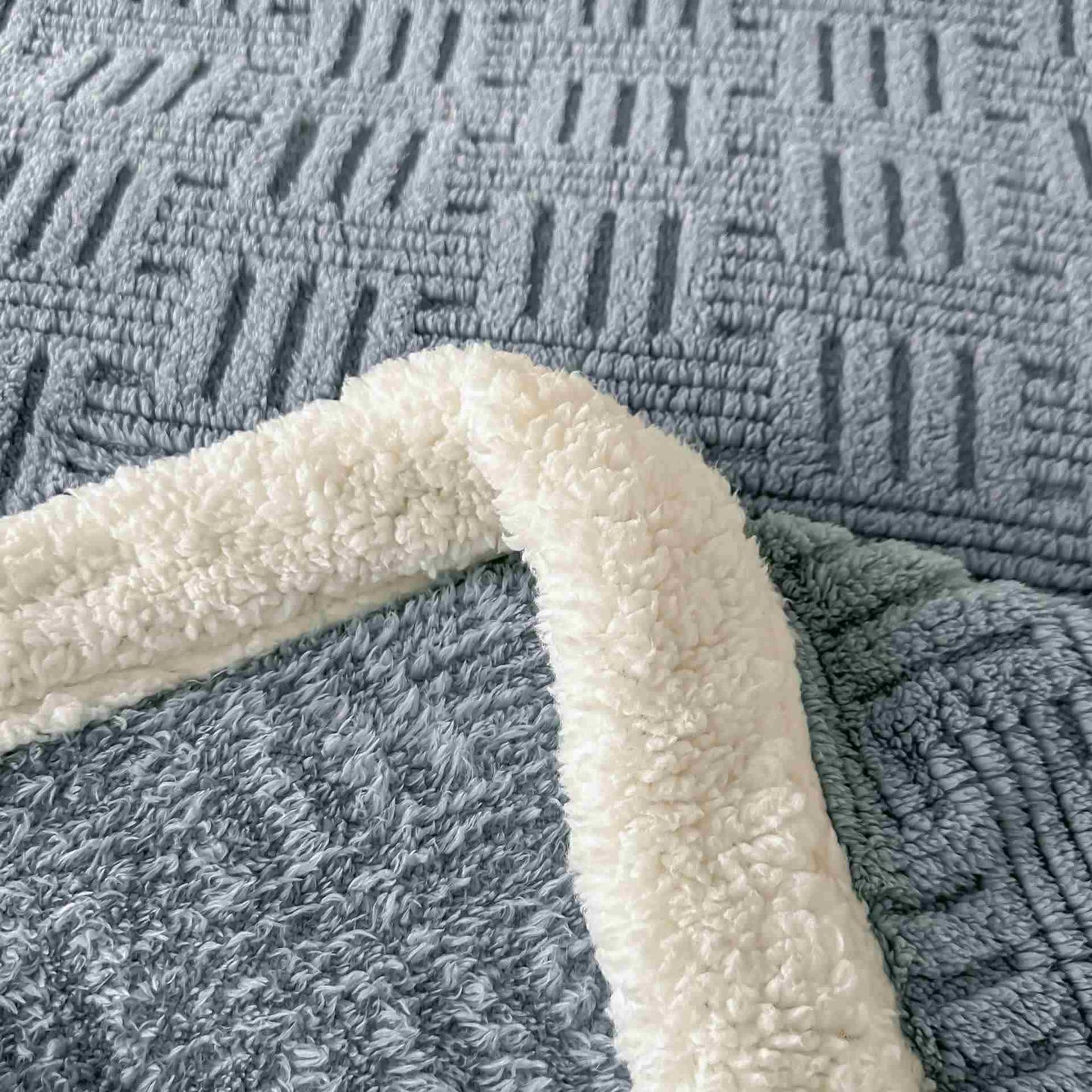 Karierte Jacquard-Plüschdecke - image 4