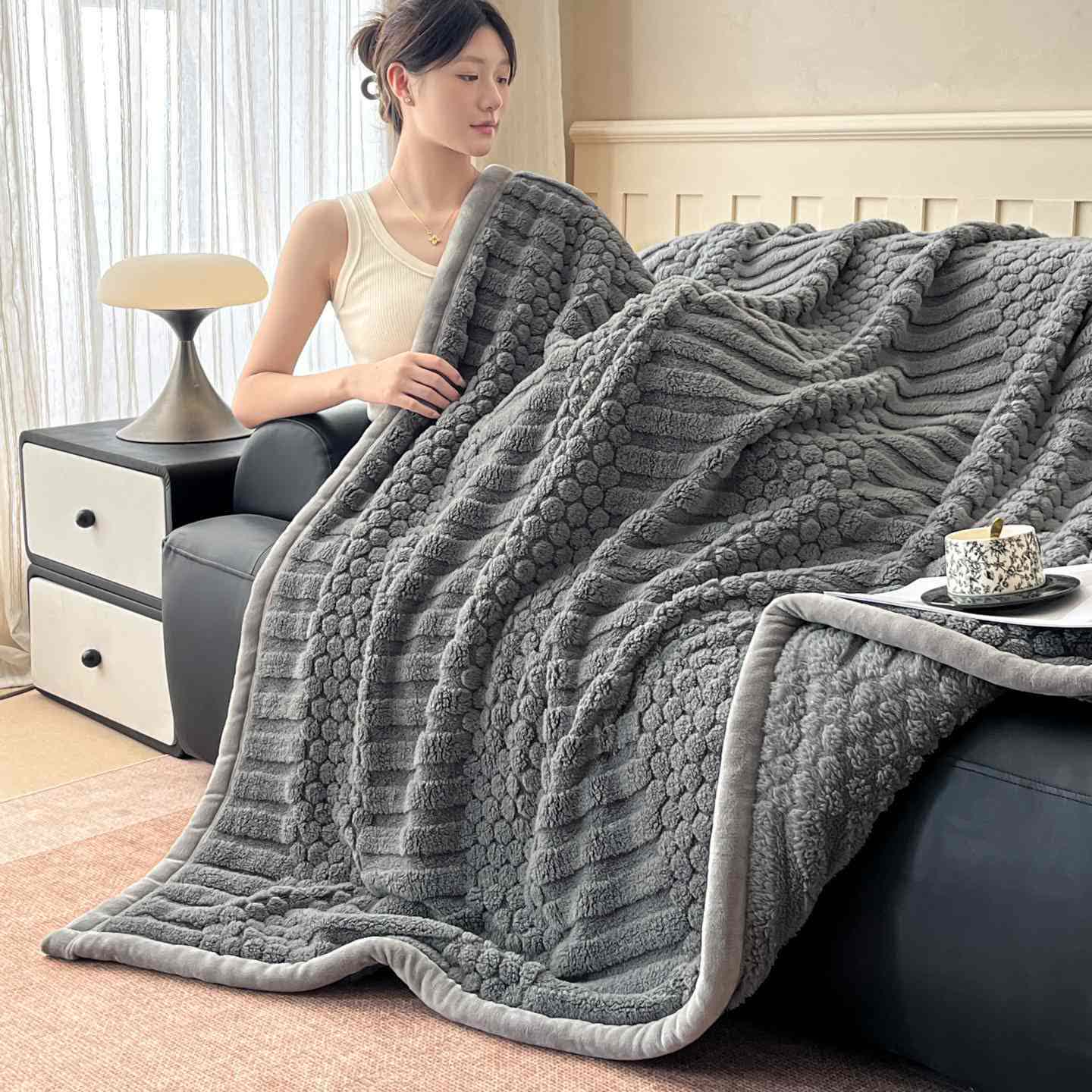 Ownkoti Plüschdecke mit geometrischer Struktur - Dunkelgrau - 200cm x 230cm - image 6
