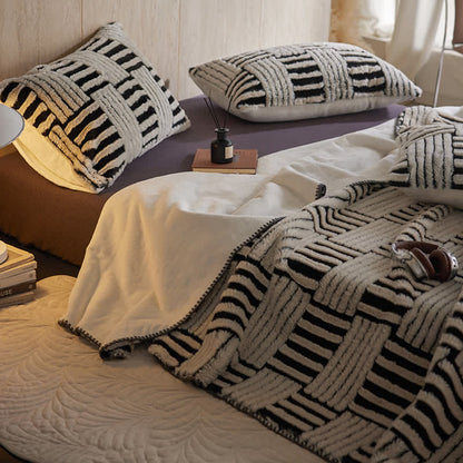 Ownkoti Jacquard-Fleecedecke mit geometrischem Muster - image 1