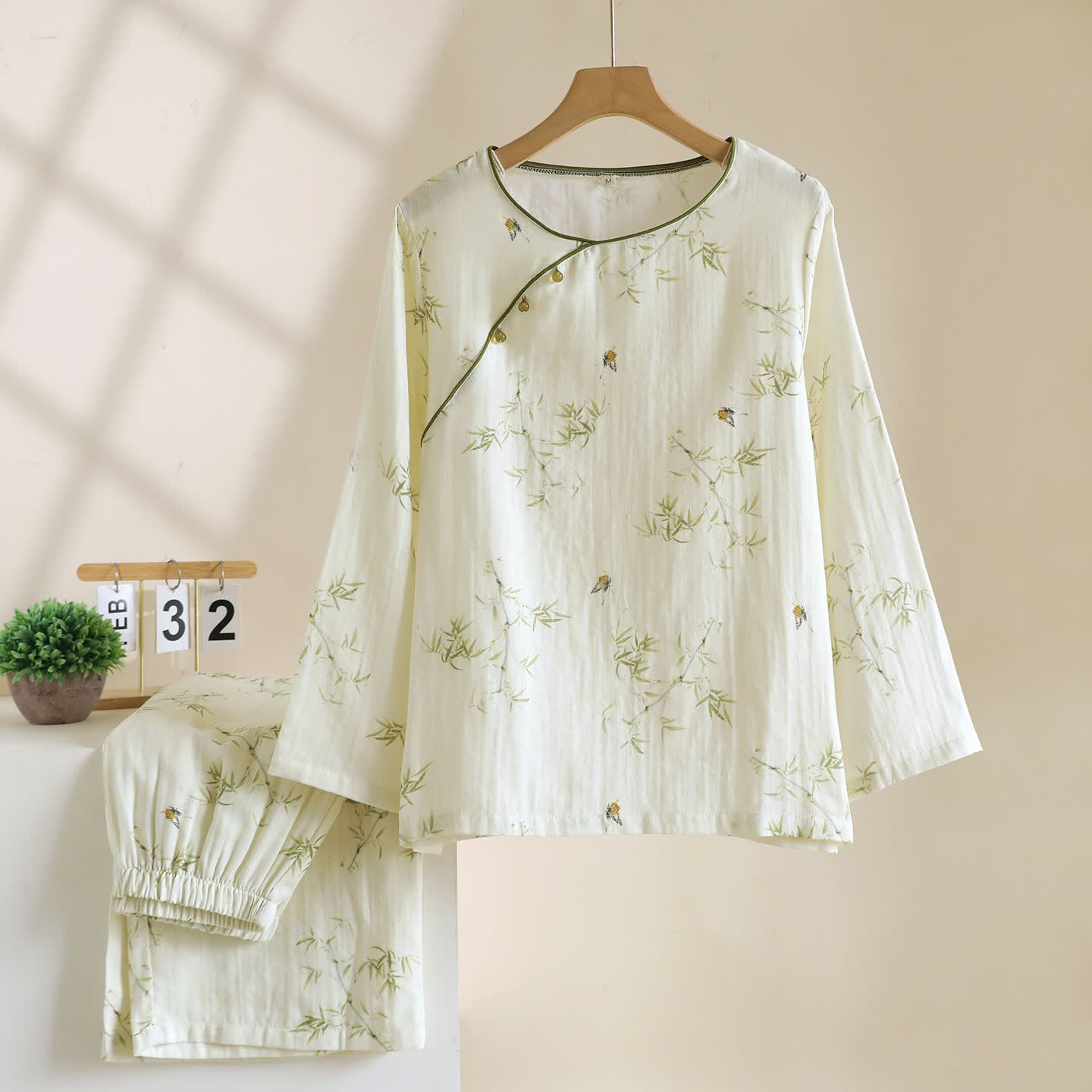 Ownkoti Orientalisch inspirierte Loungewear aus Bambus-Baumwolle mit Schmetterlingsmotiv - XL - image 0