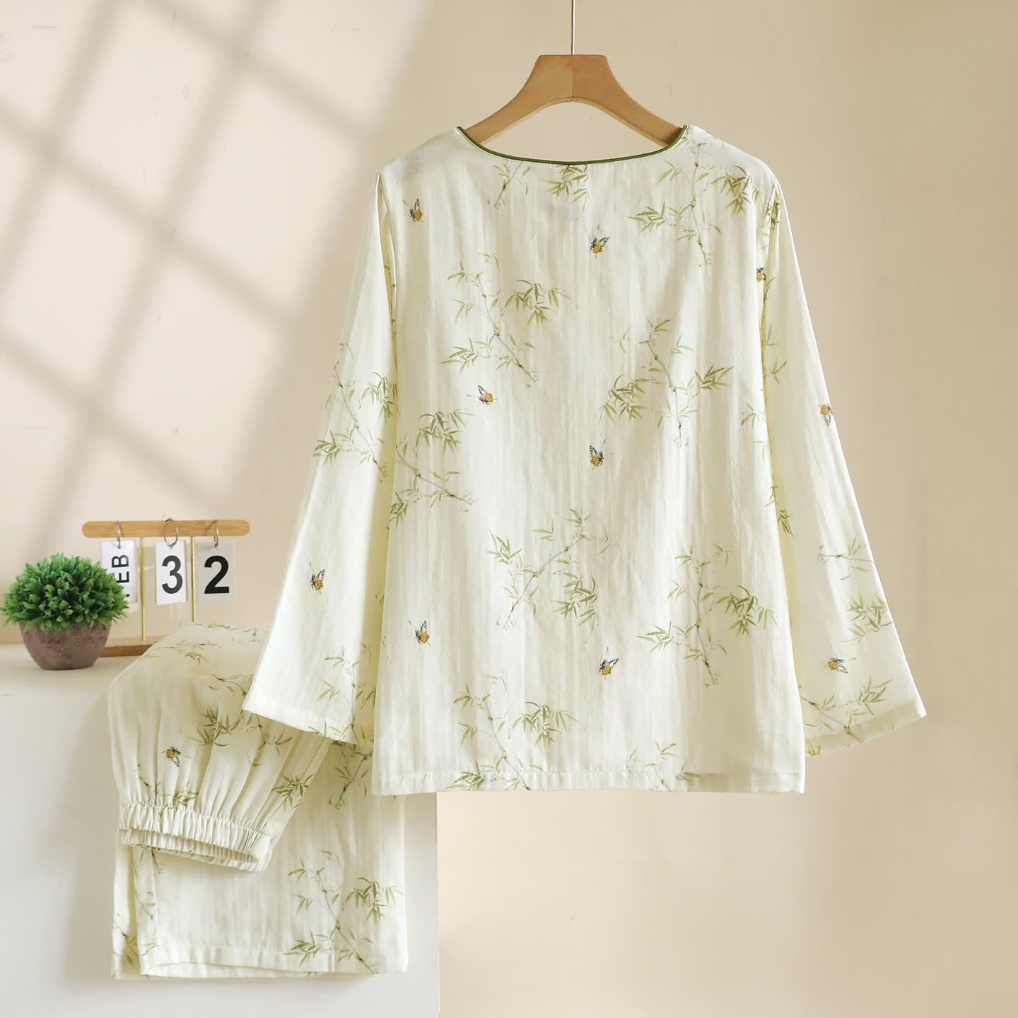 Ownkoti Orientalisch inspirierte Loungewear aus Bambus-Baumwolle mit Schmetterlingsmotiv - image 1