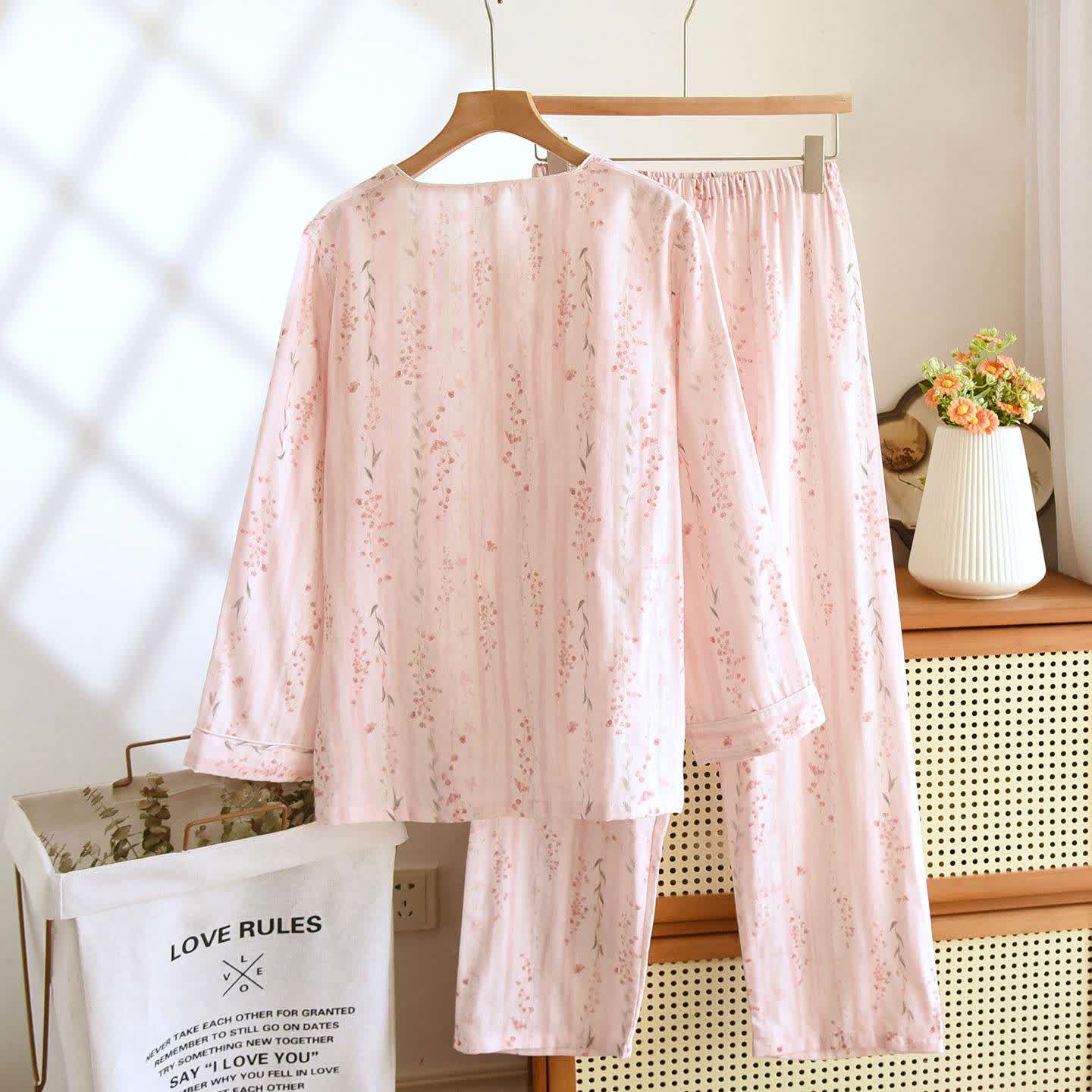 Ownkoti Orientalisch inspirierte gestreifte Loungewear aus Baumwolle mit Blumenmuster - image 1