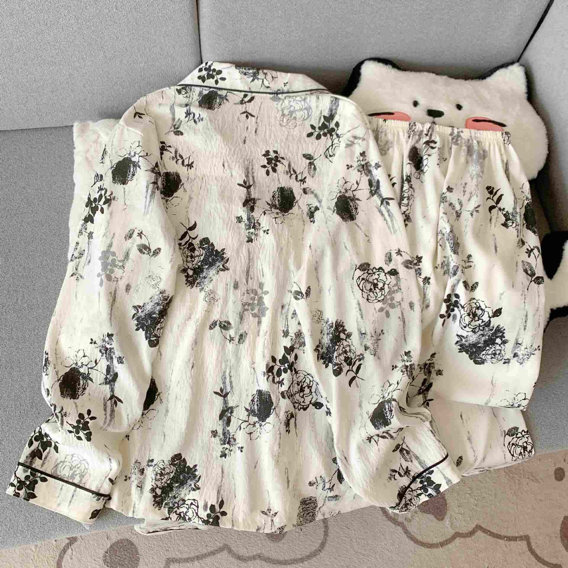 Ownkoti Loungewear-Set im Ink Style mit Rosenmuster - image 1