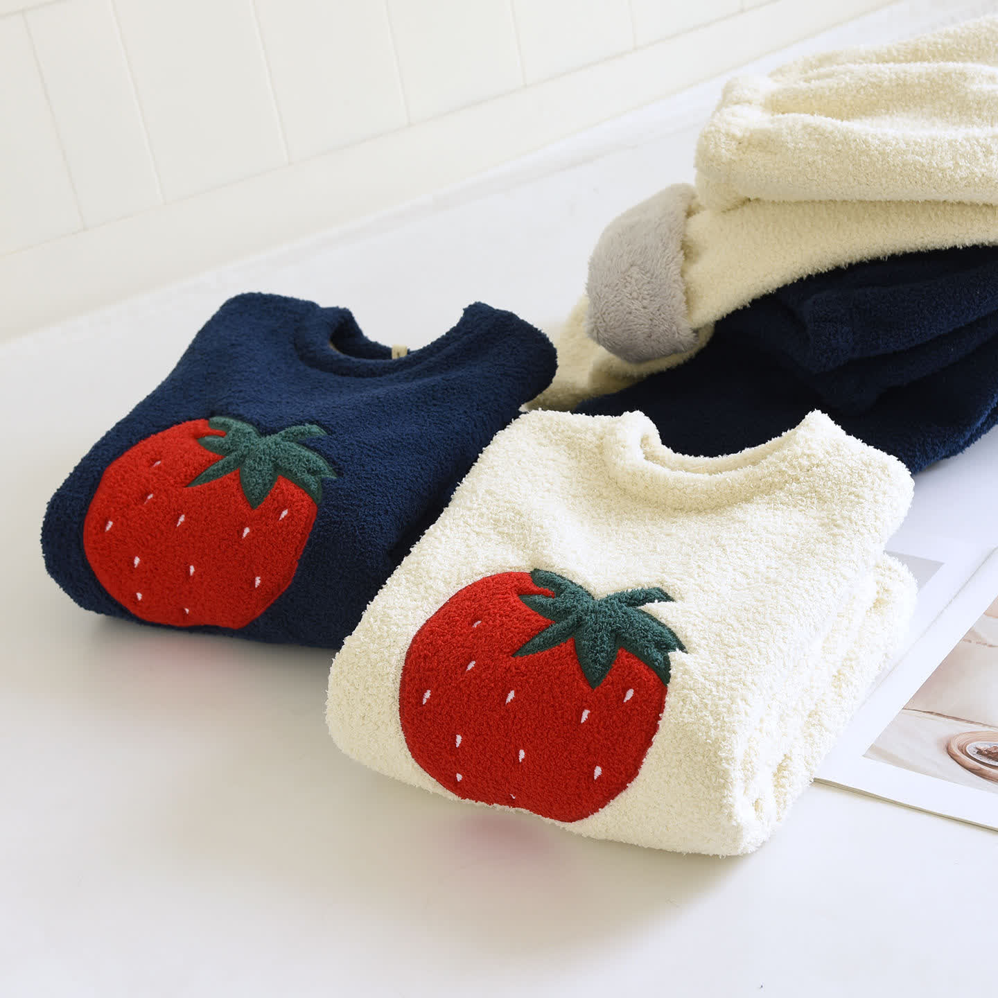 Ownkoti Loungewear-Set mit Erdbeermuster aus Sherpa-Fleece - image 1