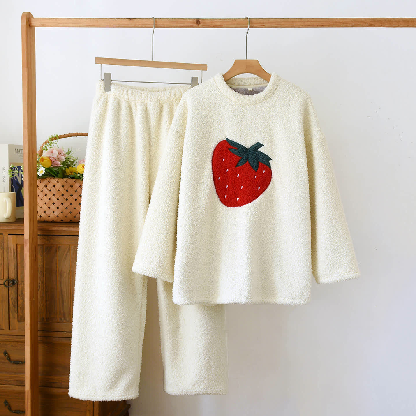 Ownkoti Loungewear-Set mit Erdbeermuster aus Sherpa-Fleece - Beige - XL - image 2