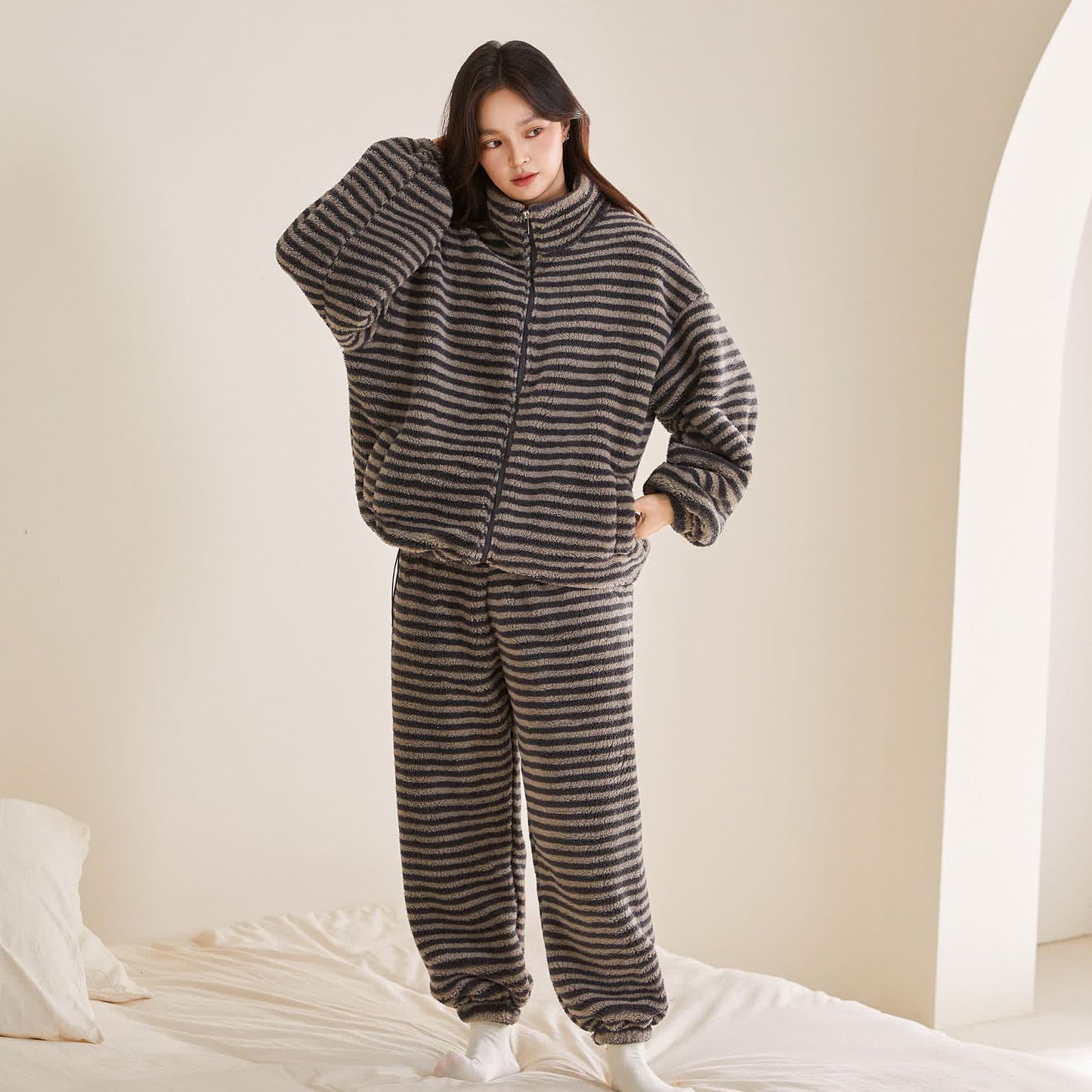 Ownkoti Gestreiftes Plüsch-Loungewear-Set mit Reißverschluss - Grau - XXL - image 0