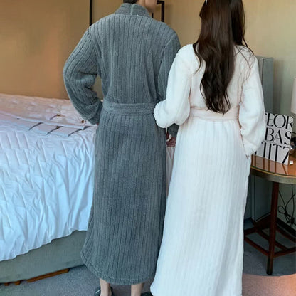 Ownkoti Bademantel aus strukturiertem Plüsch mit einfarbigen Streifen - image 1