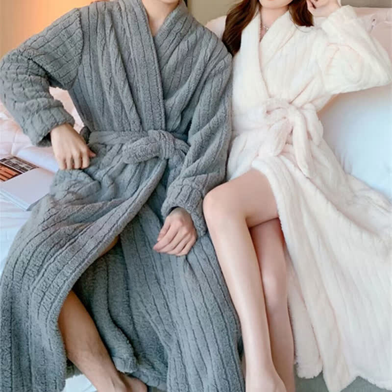 Ownkoti Bademantel aus strukturiertem Plüsch mit einfarbigen Streifen - image 3