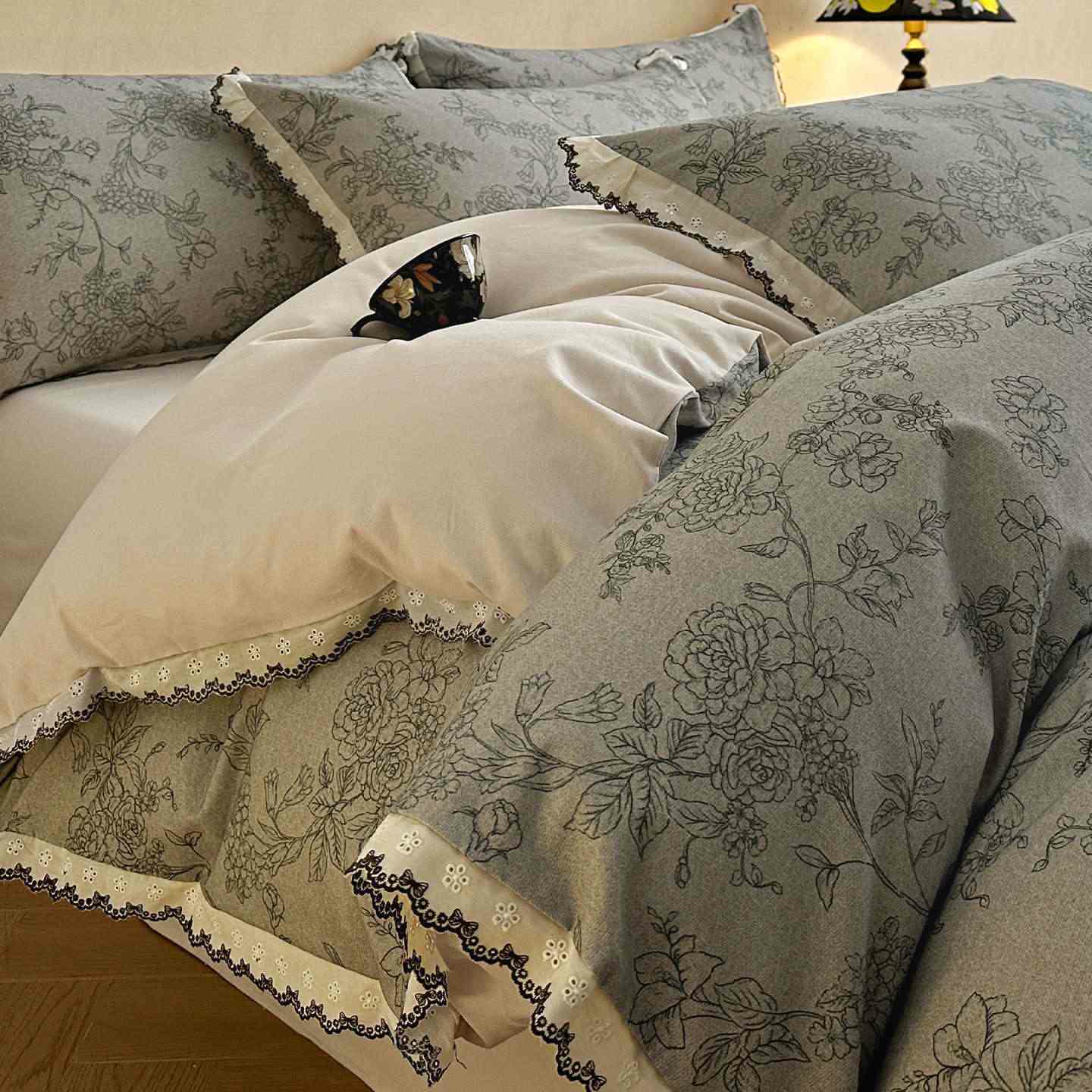 Ownkoti Bettwäsche-Set aus gebürsteter Baumwolle mit kunstvoller Blumenspitze - Grün - 220cm x 240cm - image 1
