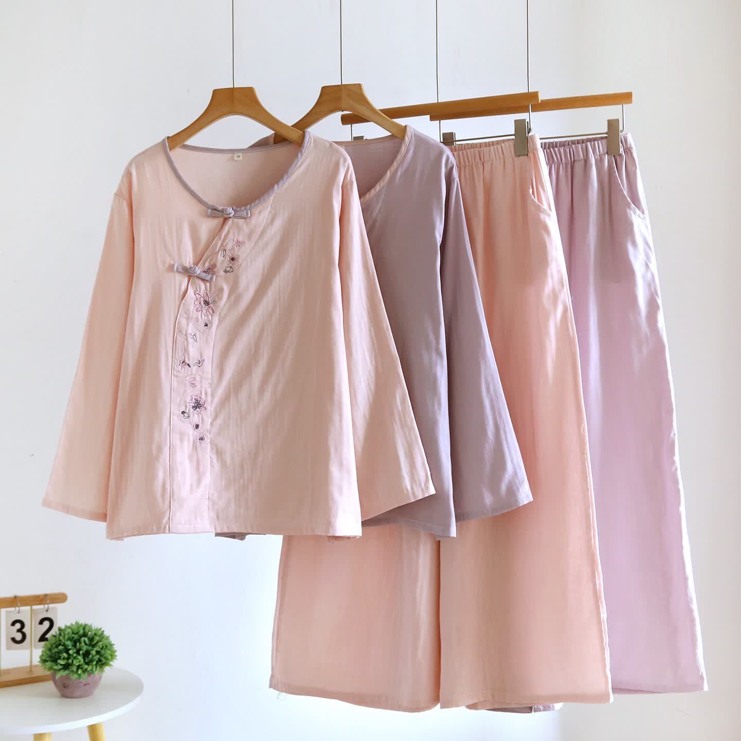 Ownkoti Loungewear-Set im orientalischen Stil mit Blumenstickerei - image 0