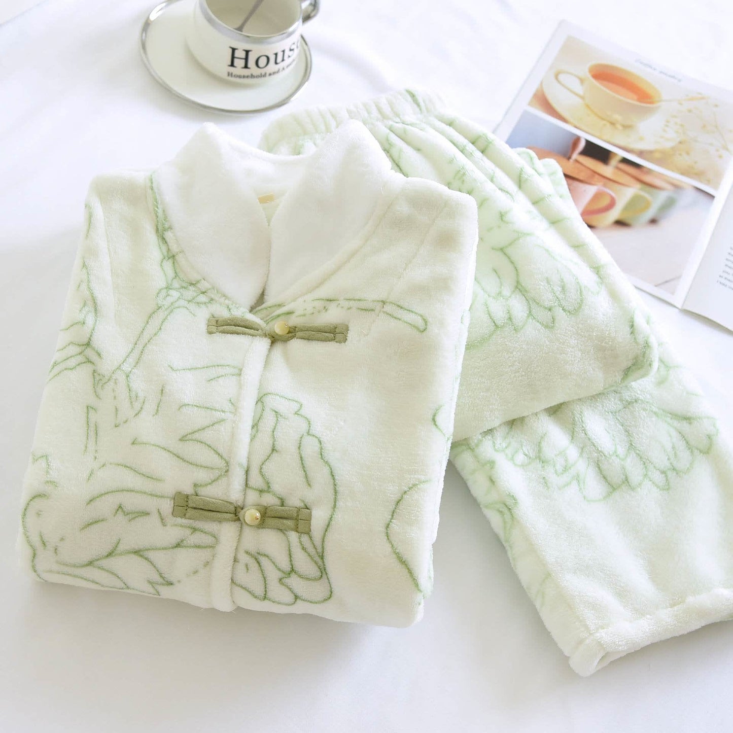 Frisches grünes Plüsch-Loungewear-Set mit Linienmuster - image 1
