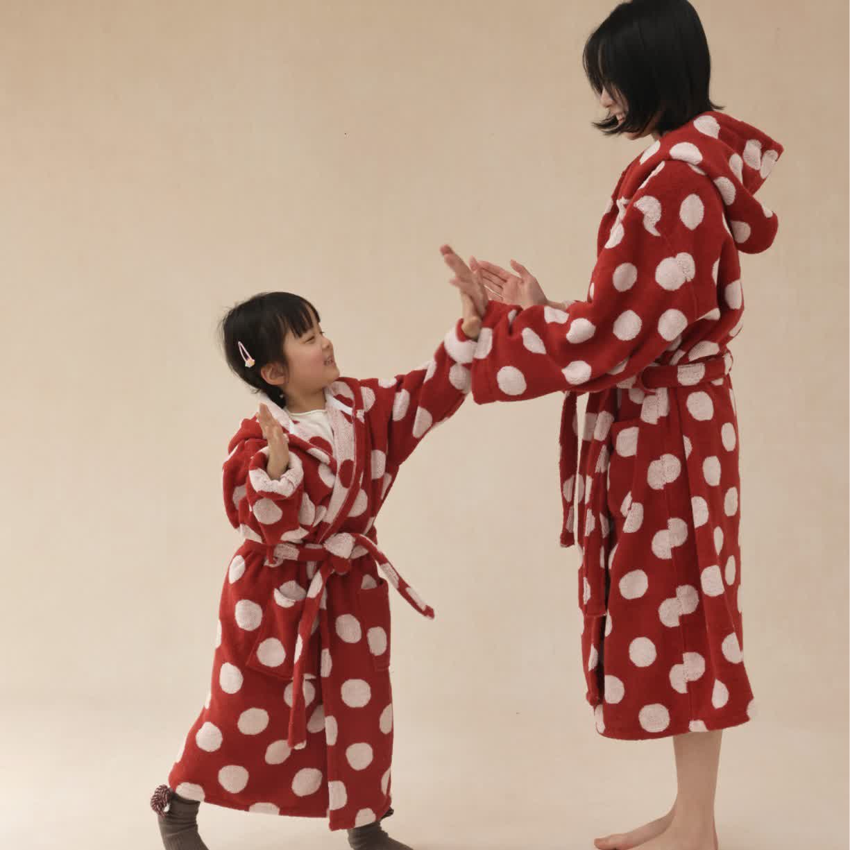 Passender Familienbademantel aus Baumwolle mit Kapuze und Polka-Dots - image 1