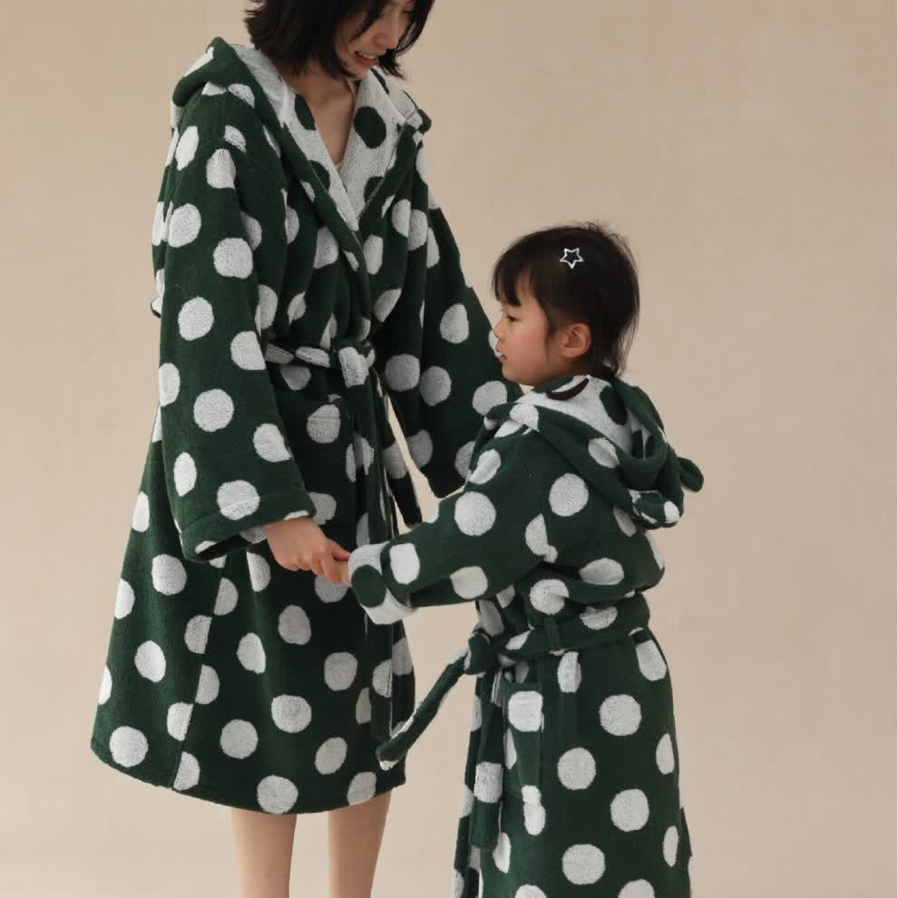 Passender Familienbademantel aus Baumwolle mit Kapuze und Polka-Dots - image 16