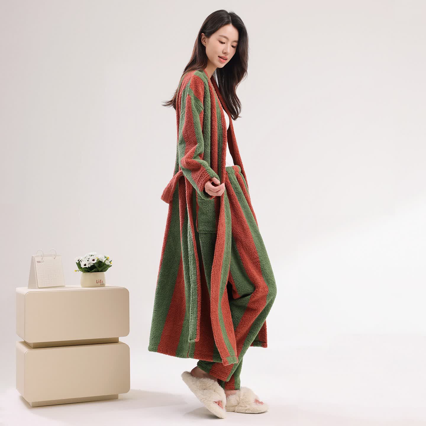 Plüschbademantel mit auffälligen vertikalen Streifen - Rot - Bademantel mit Hose - 2XL - image 1