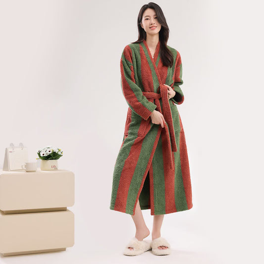 Plüschbademantel mit auffälligen vertikalen Streifen - Rot - Bademantel - 2XL - image 0