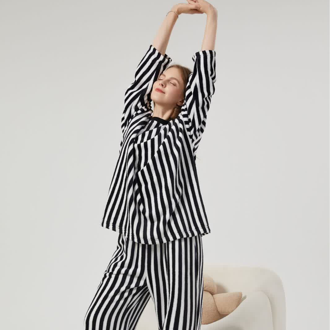 Loungewear-Set aus Plüsch mit vertikalen Streifen - image 2