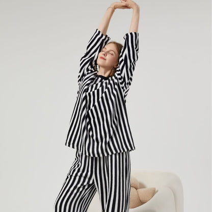 Loungewear-Set aus Plüsch mit vertikalen Streifen - image 2