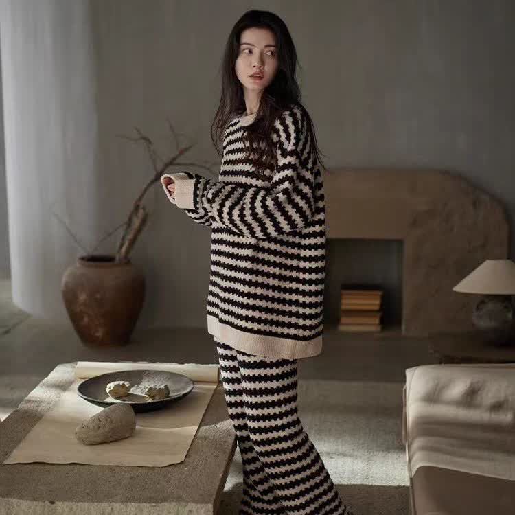 Plüsch-Loungewear-Set mit Streifenmuster - image 3