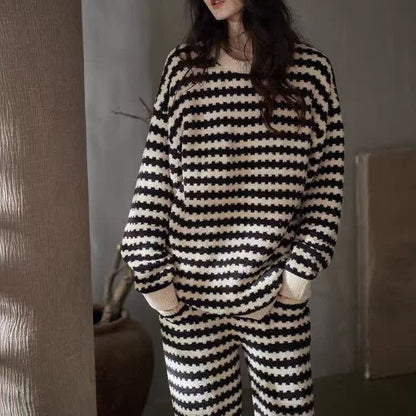 Plüsch-Loungewear-Set mit Streifenmuster - image 1