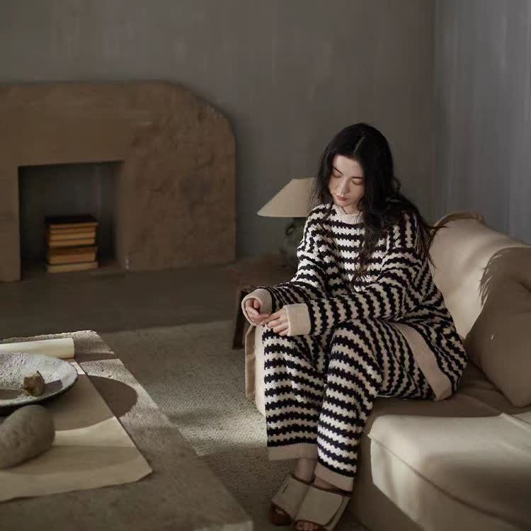 Plüsch-Loungewear-Set mit Streifenmuster - image 2