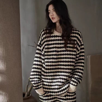 Plüsch-Loungewear-Set mit Streifenmuster - image 4