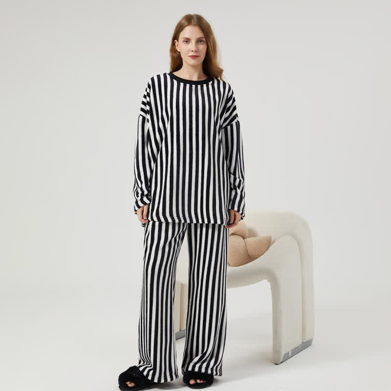 Loungewear-Set aus Plüsch mit vertikalen Streifen - image 1
