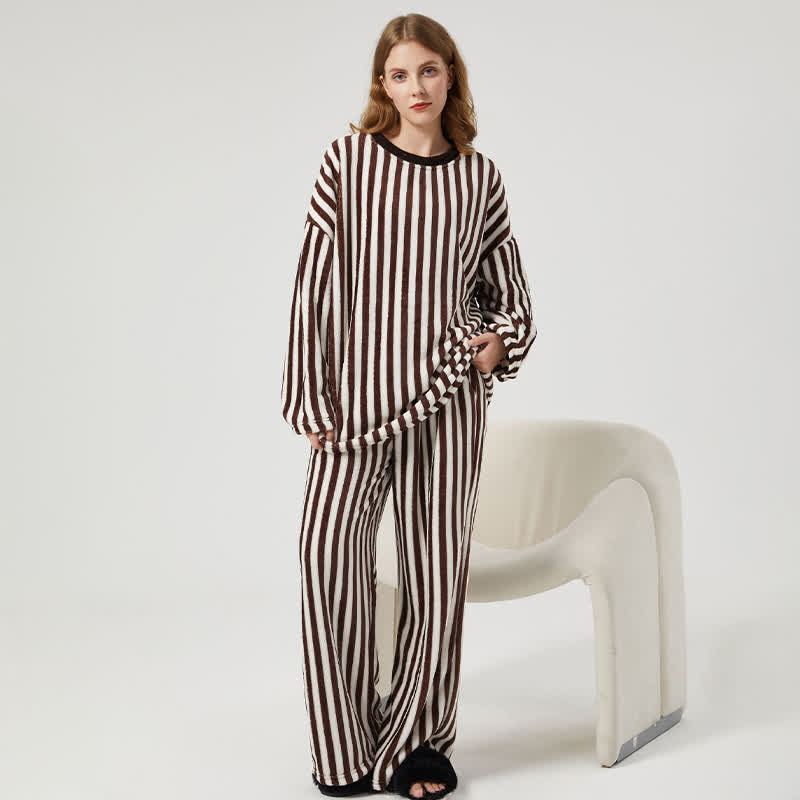Loungewear-Set aus Plüsch mit vertikalen Streifen - image 4