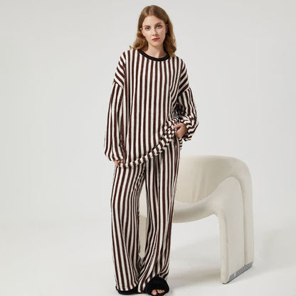 Loungewear-Set aus Plüsch mit vertikalen Streifen - image 4