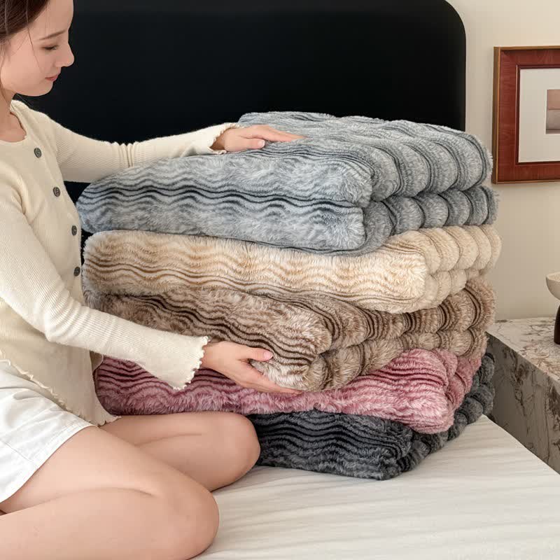 Plüschdecke aus Kunstfell mit Wellenmuster und Jacquard-Print - image 2