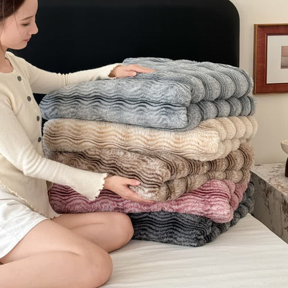 Plüschdecke aus Kunstfell mit Wellenmuster und Jacquard-Print - image 2