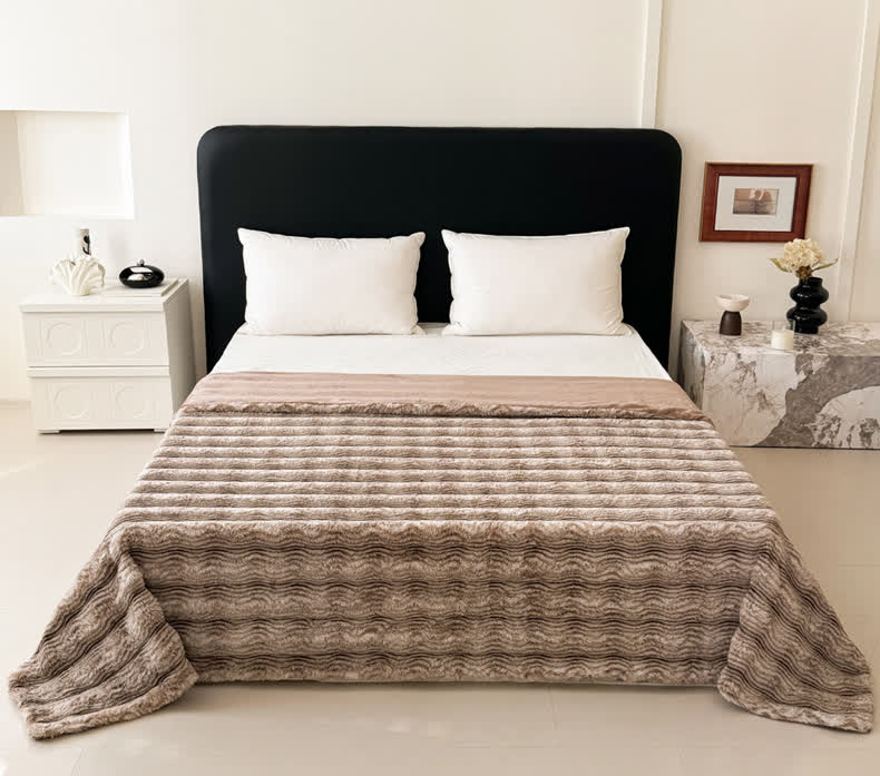 Plüschdecke aus Kunstfell mit Wellenmuster und Jacquard-Print - image 5