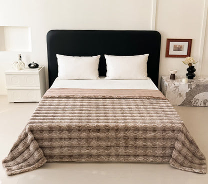 Plüschdecke aus Kunstfell mit Wellenmuster und Jacquard-Print - image 5