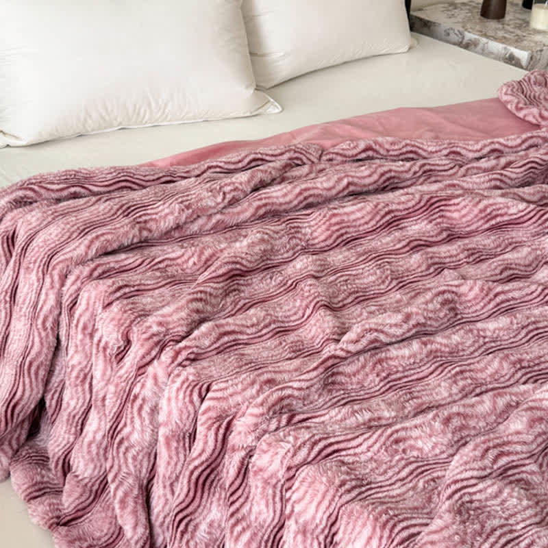 Plüschdecke aus Kunstfell mit Wellenmuster und Jacquard-Print - image 1