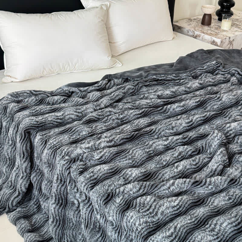 Plüschdecke aus Kunstfell mit Wellenmuster und Jacquard-Print - image 15