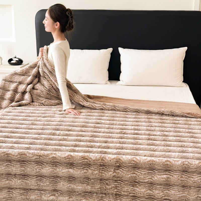 Plüschdecke aus Kunstfell mit Wellenmuster und Jacquard-Print - image 6