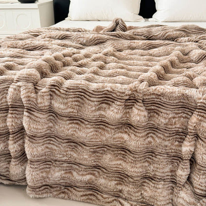 Plüschdecke aus Kunstfell mit Wellenmuster und Jacquard-Print - image 10