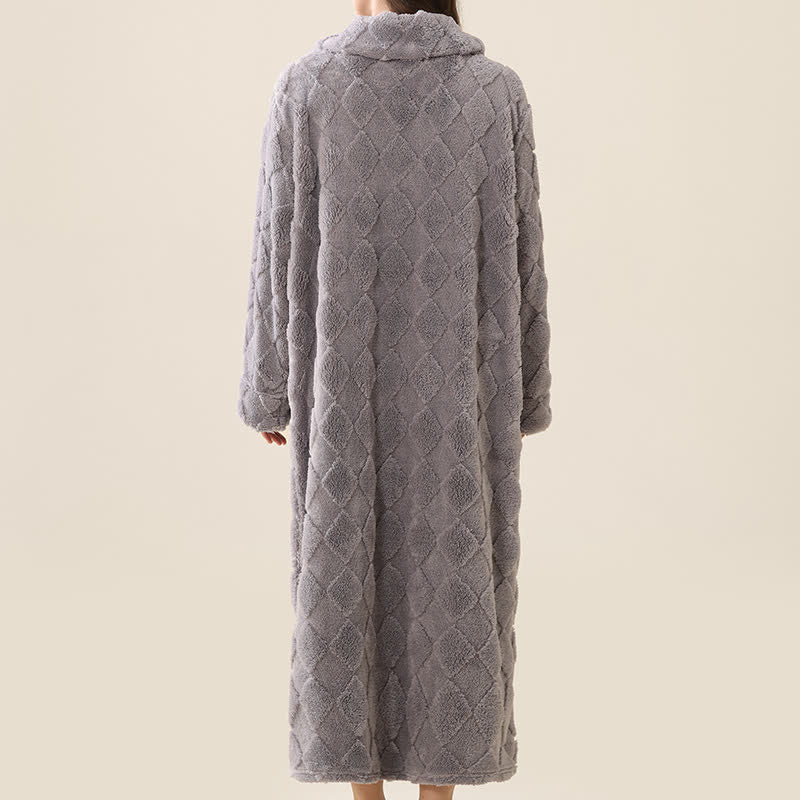 Plüschbademantel mit Diamantstruktur und Reißverschluss - image 23