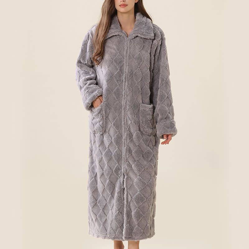 Plüschbademantel mit Diamantstruktur und Reißverschluss - image 22