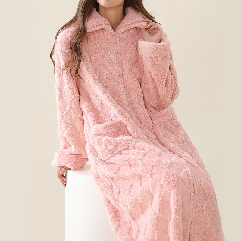 Plüschbademantel mit Diamantstruktur und Reißverschluss - image 2