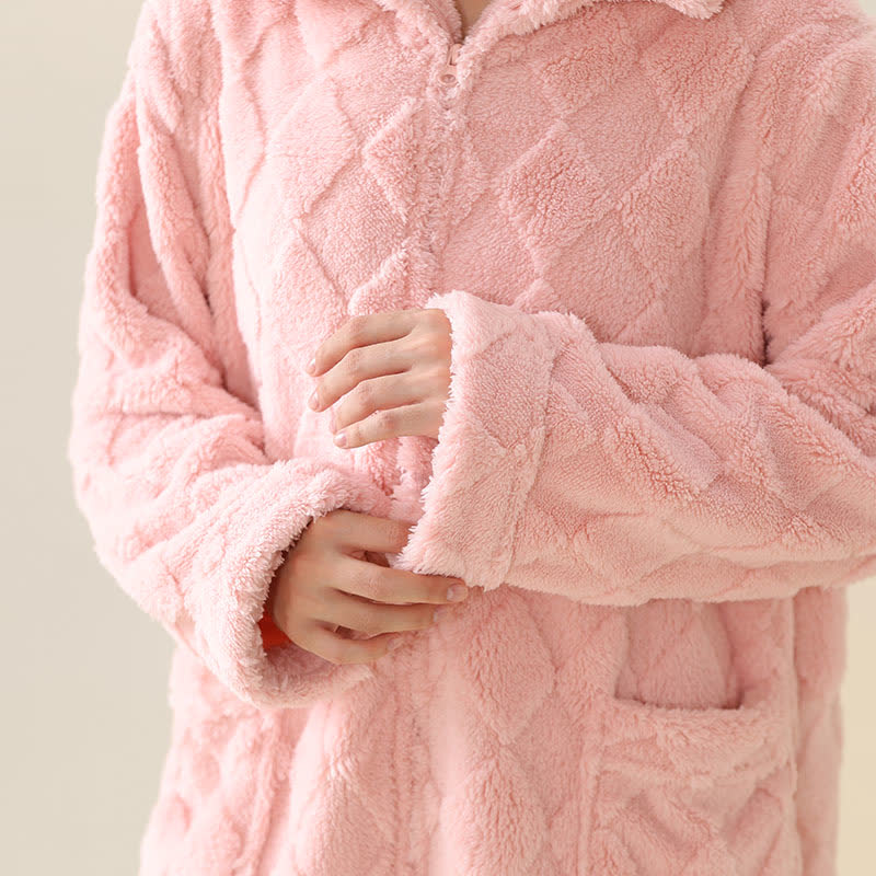 Plüschbademantel mit Diamantstruktur und Reißverschluss - image 8