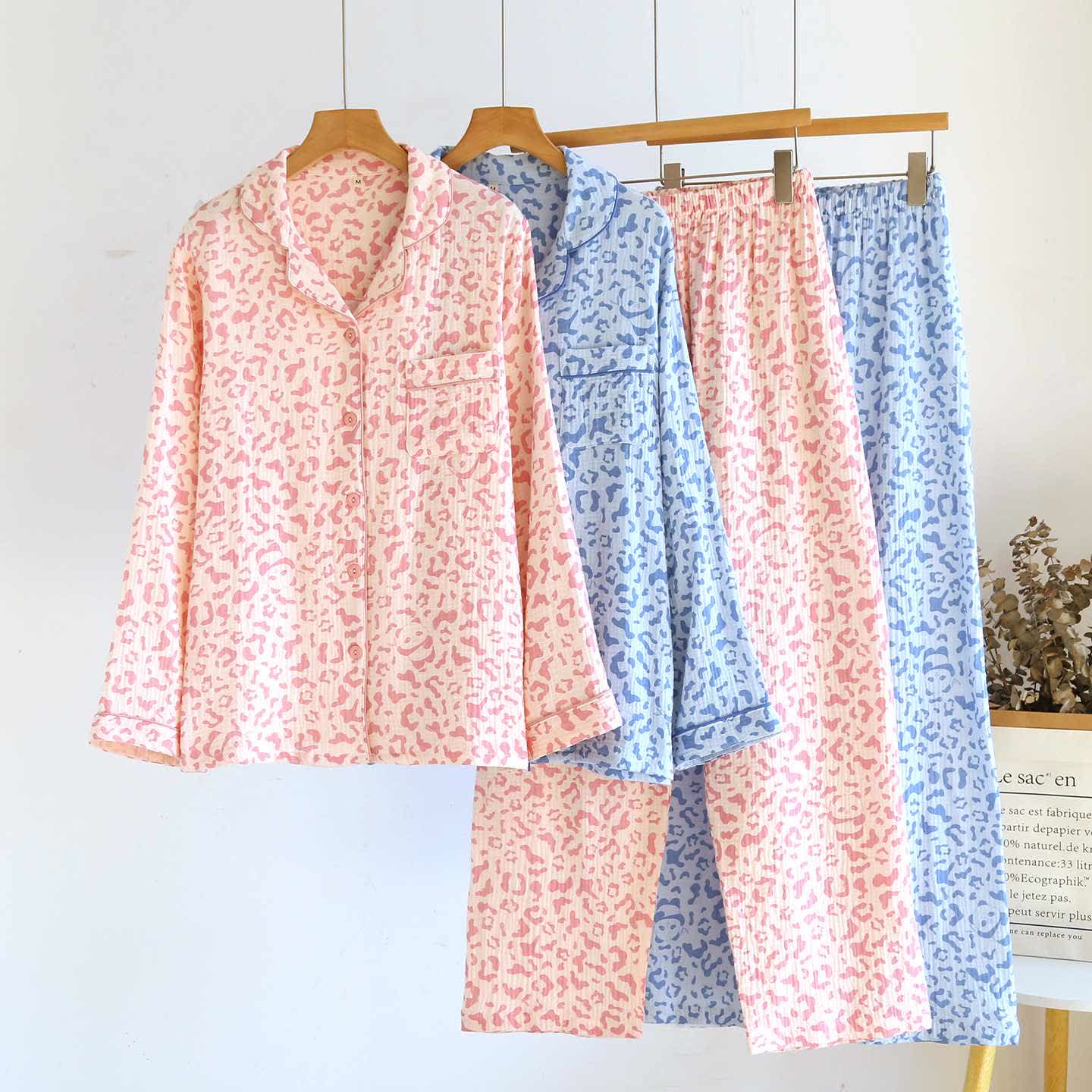 Loungewear-Set aus Baumwolle mit Leopardenmuster in sanften Farbtönen - image 0