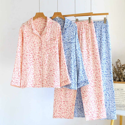 Loungewear-Set aus Baumwolle mit Leopardenmuster in sanften Farbtönen - image 0