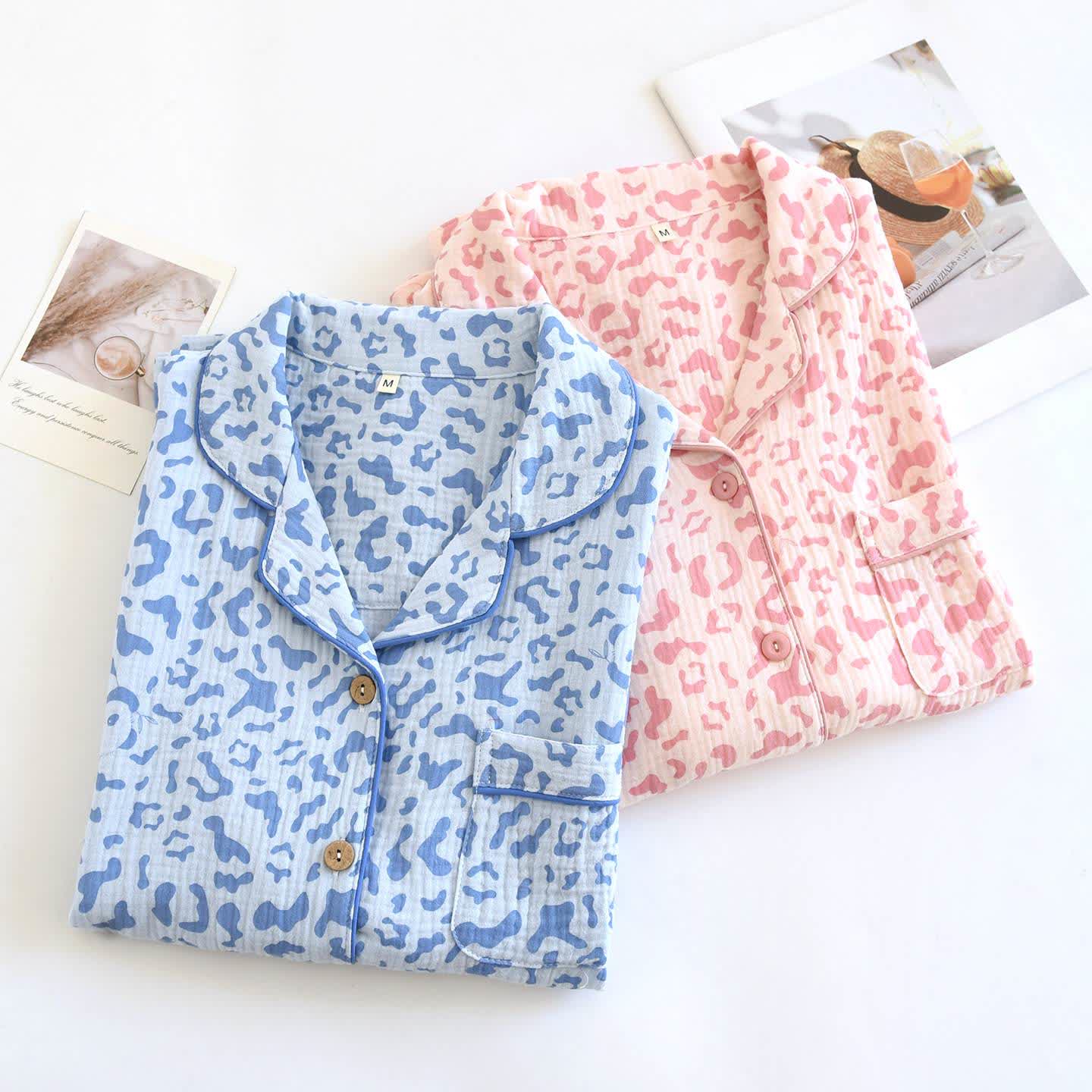 Loungewear-Set aus Baumwolle mit Leopardenmuster in sanften Farbtönen - image 1
