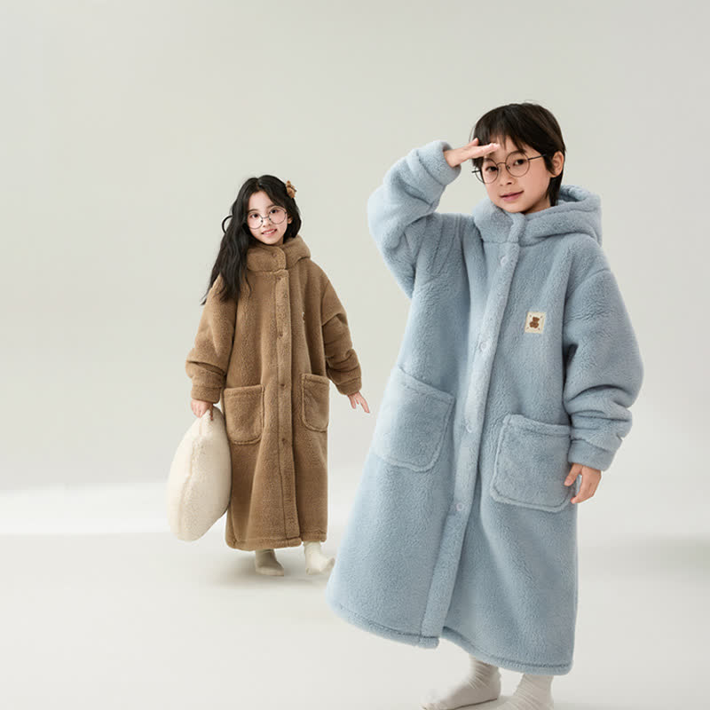 Einfarbiger Kinderbademantel mit Kapuze und Knöpfen - image 2